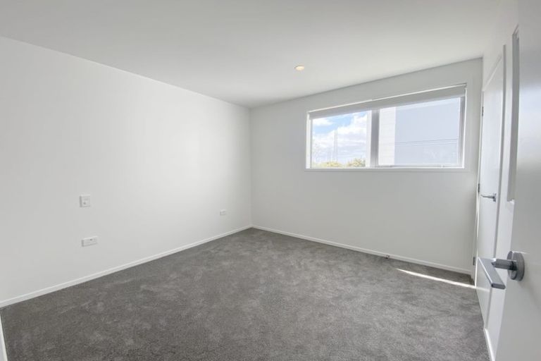 Photo of property in 2/7 Flanshaw Road, Te Atatu South, Auckland, 0610