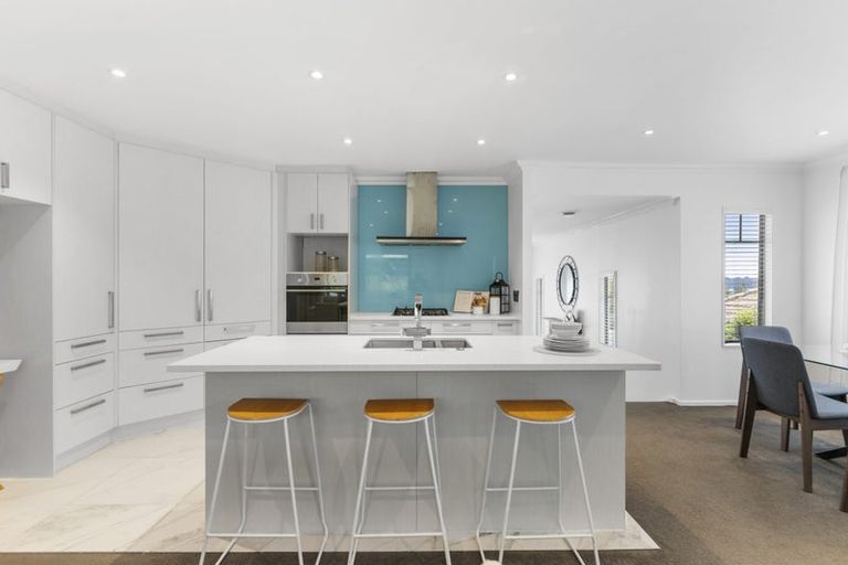 Photo of property in 30 Mandeville Place, Unsworth Heights, Auckland, 0632