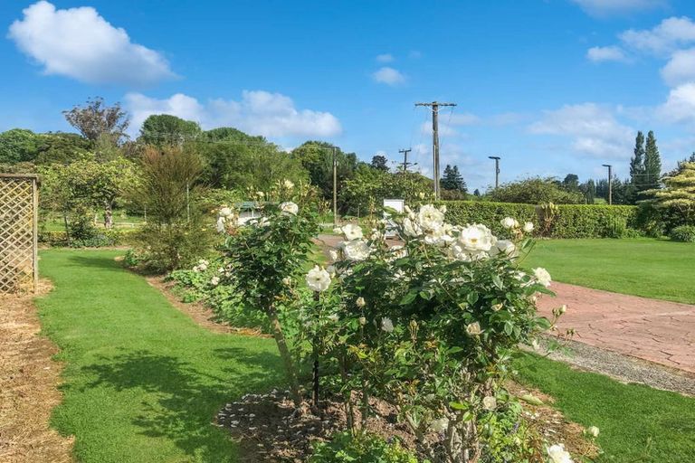 Photo of property in 20 Paraekaretu Street, Hunterville, 4730