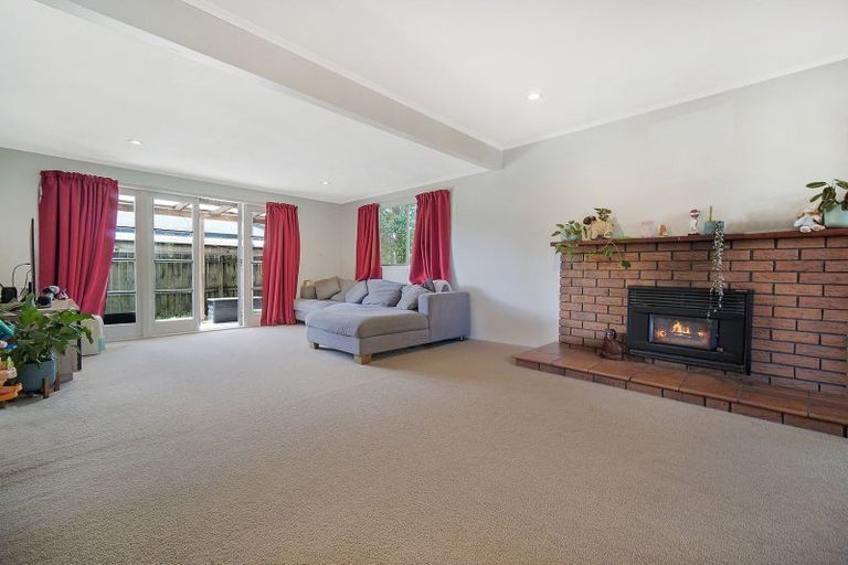 Photo of property in 35 Woodside Road, Massey, Auckland, 0614