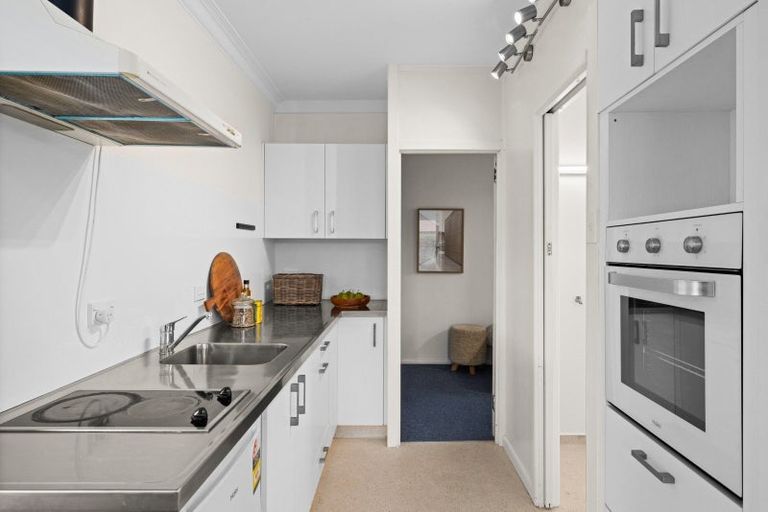 Photo of property in 16 Howard Road, Taradale, Napier, 4112