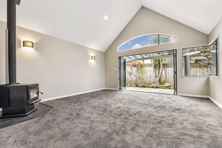 Photo of property in 2 Roseville Road, Gulf Harbour, Whangaparaoa, 0930
