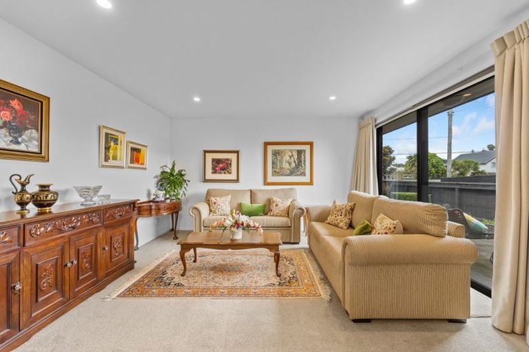 Photo of property in 32 Whiteley Street, Moturoa, New Plymouth, 4310