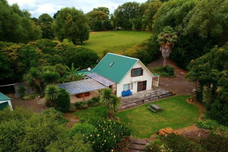 Photo of property in 18 Omarae Road, Pahi, Paparoa, 0571