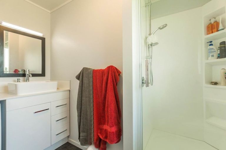 Photo of property in 9 Alston Avenue, Kelston, Auckland, 0602