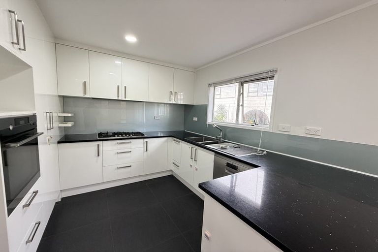 Photo of property in 19 Lancelot Place, Glenfield, Auckland, 0629