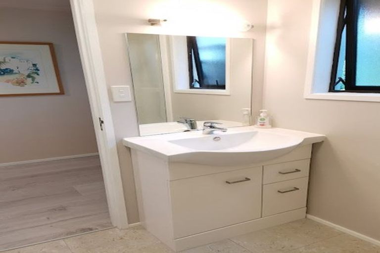 Photo of property in 172 Wiseley Road, West Harbour, Auckland, 0618