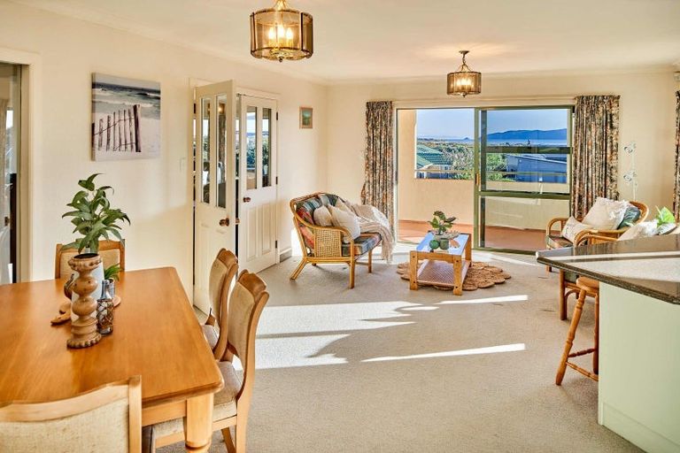 Photo of property in 11 Major Durie Place, Waikanae Beach, Waikanae, 5036