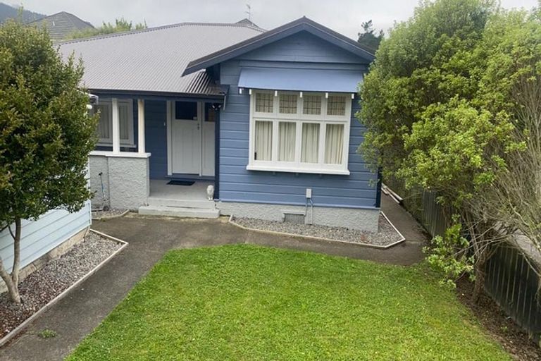 Photo of property in 11 Tawa Street, Tawa, Wellington, 5028