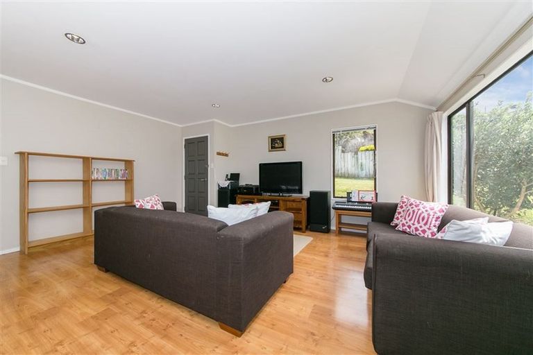 Photo of property in 4 Amery Place, West Harbour, Auckland, 0618