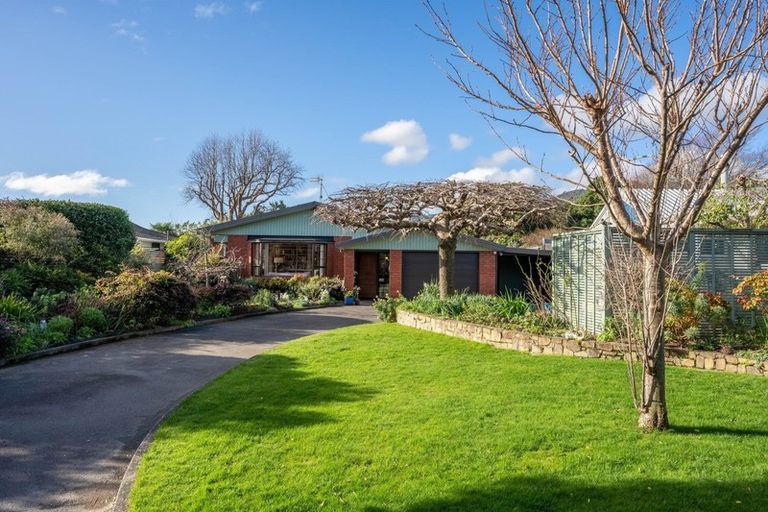 Photo of property in 11 Fleetwood Grove, Waikanae, 5036