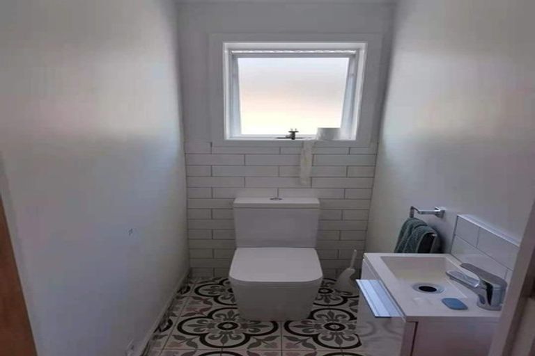 Photo of property in 4 Springbank Lane, Te Atatu Peninsula, Auckland, 0610