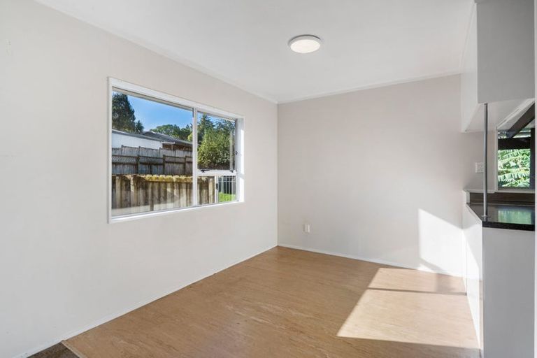 Photo of property in 10 Denver Avenue, Sunnyvale, Auckland, 0612