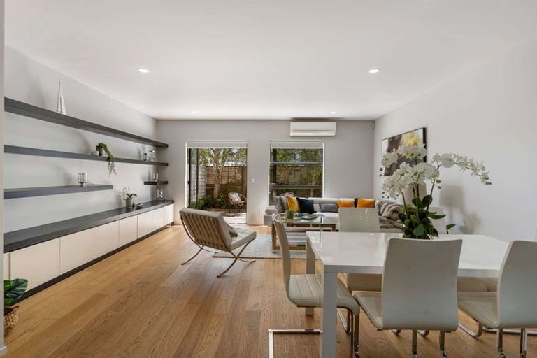 Photo of property in 2/40 Scarlet Oak Drive, Schnapper Rock, Auckland, 0632