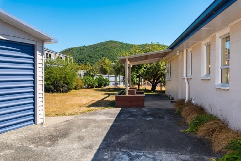 Photo of property in 6 Waimarama Street, Waikawa, Picton, 7220