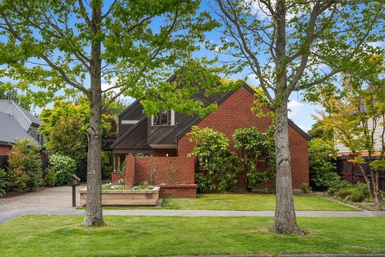 Photo of property in 16 Felstead Place, Avonhead, Christchurch, 8042