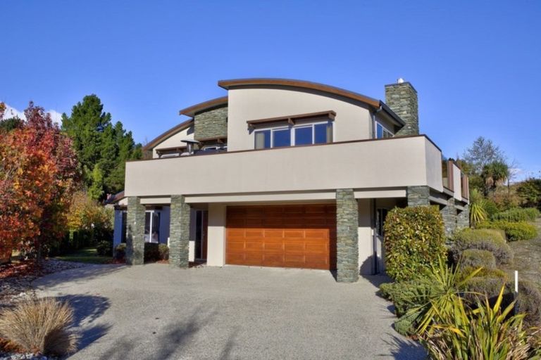 Photo of property in 14 Milward Place, Kelvin Heights, Queenstown, 9300