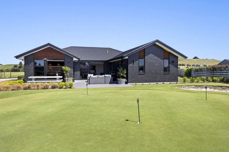 Photo of property in 8 Tikorangi Road East, Tikorangi, 4383