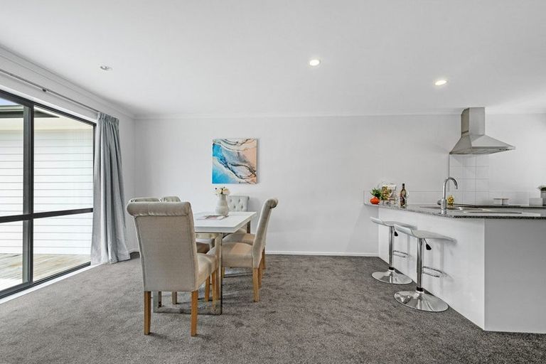 Photo of property in 59a Sungrove Rise, Sunnyvale, Auckland, 0612