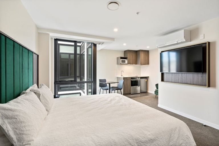 Photo of property in Proximity Apartment Hotel, 703/172 Thorndon Quay, Pipitea, Wellington, 6011