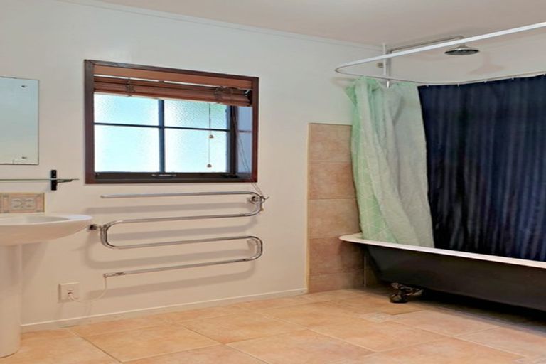 Photo of property in 91g Wade River Road, Stanmore Bay, Whangaparaoa, 0932