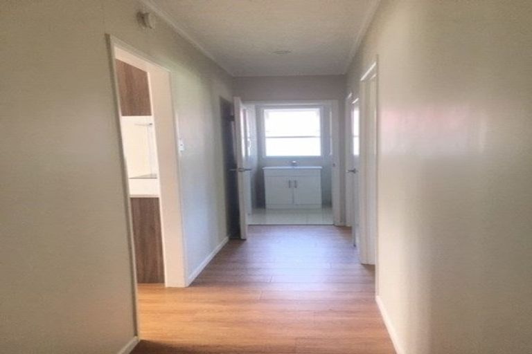 Photo of property in 4 Gill Avenue, Te Atatu Peninsula, Auckland, 0610