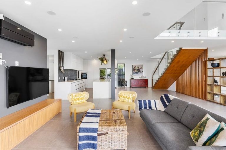 Photo of property in 13 Bartells Drive, Goodwood Heights, Auckland, 2105