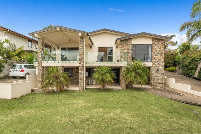 Photo of property in 71 Kittiwake Drive, Schnapper Rock, Auckland, 0632