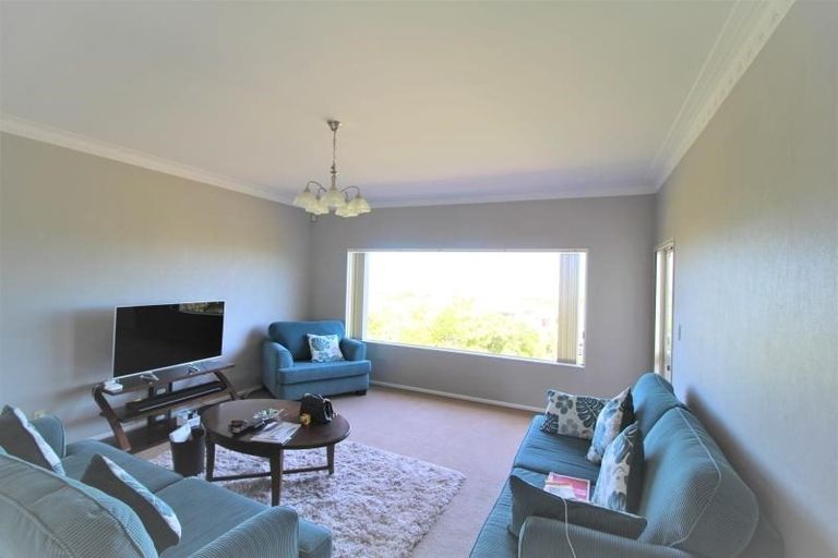 Photo of property in 17 Soling Place, West Harbour, Auckland, 0618