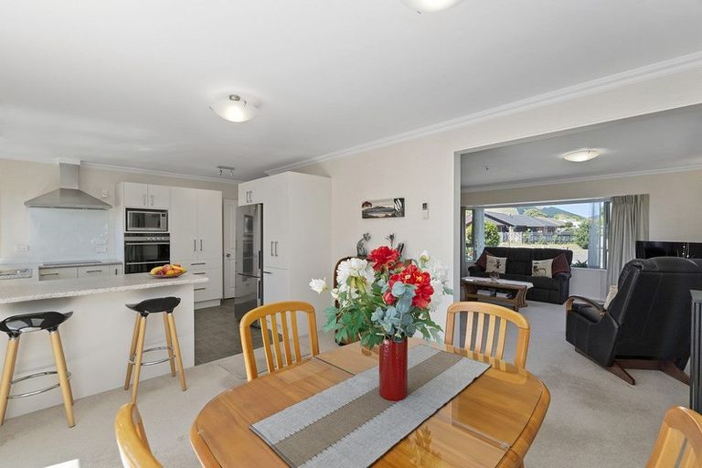 Photo of property in 9 Cranbrook Grove, Waikanae, 5036