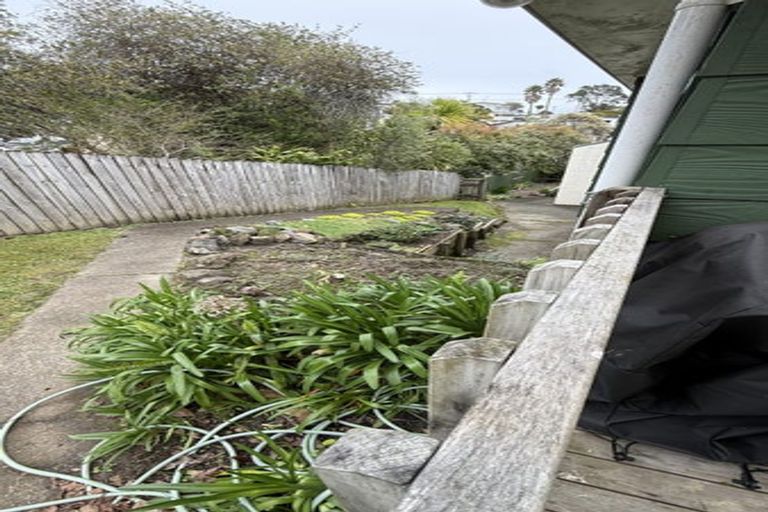 Photo of property in 2/15 Louise Place, Browns Bay, Auckland, 0630