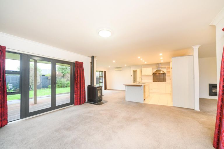 Photo of property in 16 Sorrento Place, Kelvin Grove, Palmerston North, 4414