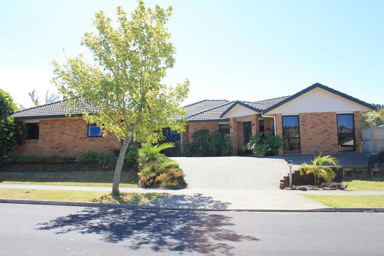 Photo of property in 2 George Deane Place, Greenhithe, Auckland, 0632