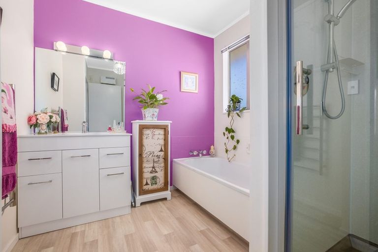 Photo of property in 1 Zande Terrace, Tawa, Wellington, 5028