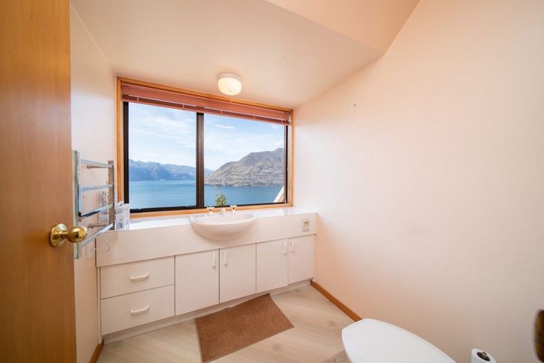 Photo of property in 128 Wynyard Crescent, Fernhill, Queenstown, 9300