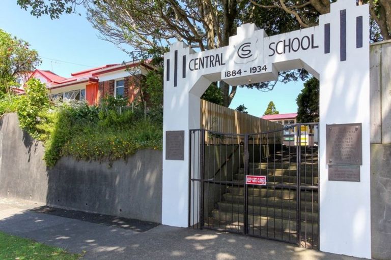 Photo of property in 35 Lemon Street, New Plymouth, 4310