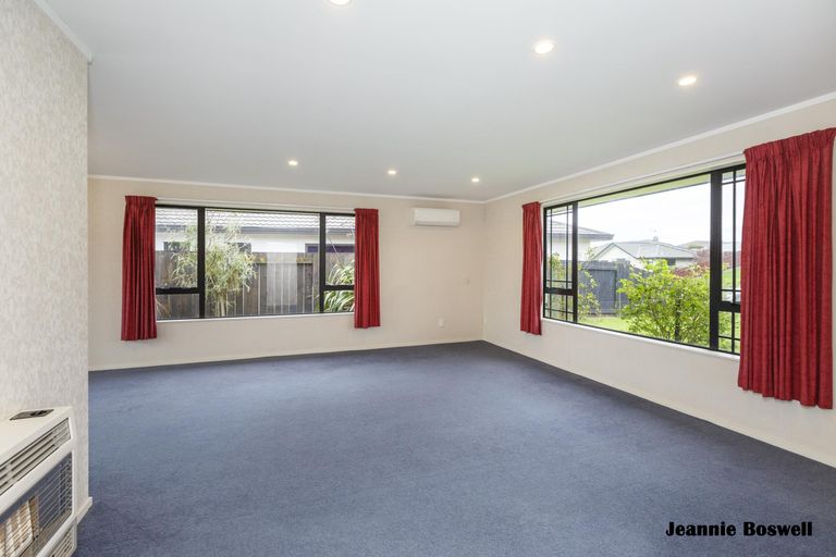 Photo of property in 20 Aspen Way, Kelvin Grove, Palmerston North, 4414
