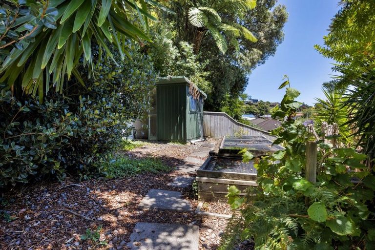 Photo of property in 15 Awanui Street, Merrilands, New Plymouth, 4312