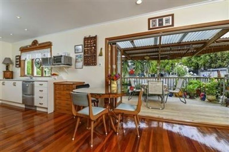 Photo of property in 156 East Coast Road, Forrest Hill, Auckland, 0620