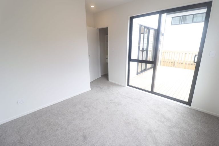 Photo of property in 18b Edgware Road, West Harbour, Auckland, 0618