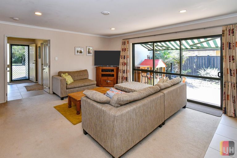 Photo of property in 204 Wattle Farm Road, Wattle Downs, Auckland, 2103