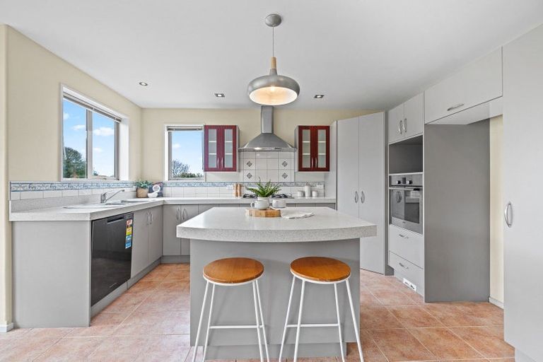 Photo of property in 64 Willowview Drive, Redwood, Christchurch, 8051