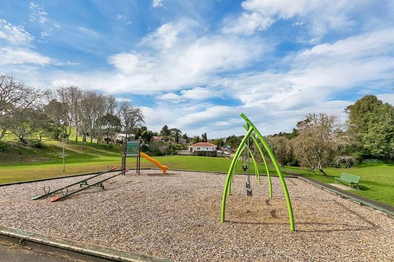 Photo of property in 21 Battle Place, Glenfield, Auckland, 0629