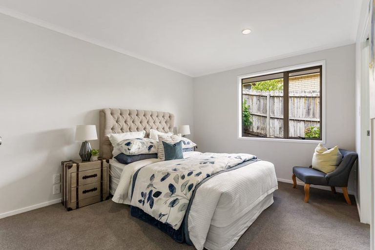 Photo of property in 5 Sunvista Avenue, Oteha, Auckland, 0632