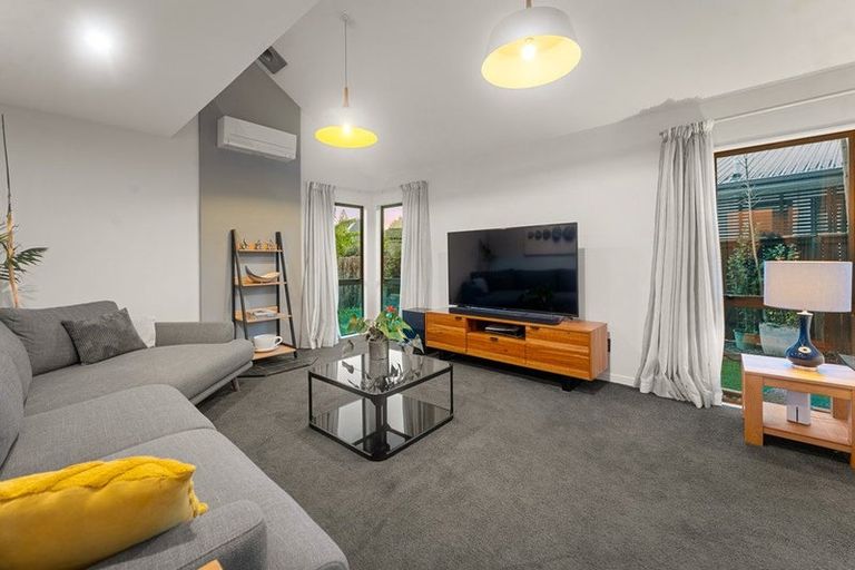 Photo of property in 2/8 Phillip Parade, Forrest Hill, Auckland, 0620