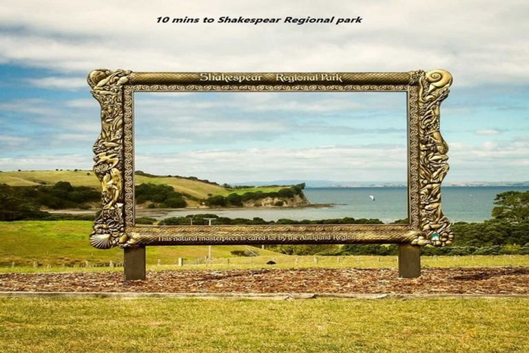 Photo of property in 1/39 Wade River Road, Stanmore Bay, Whangaparaoa, 0932