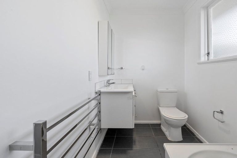 Photo of property in 43 Stewart Drive, Newlands, Wellington, 6037