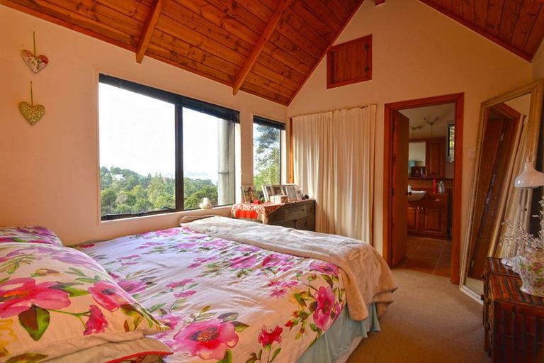 Photo of property in 28 Wood Bay Road, Titirangi, Auckland, 0604