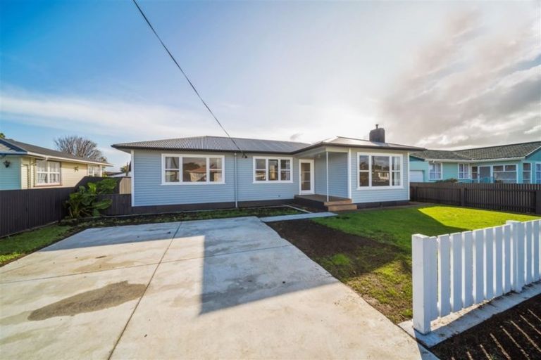 Photo of property in 5 Murray Avenue, Hawera, 4610