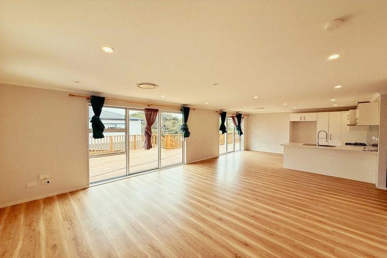 Photo of property in 13 Western Court, Sunnyvale, Auckland, 0612